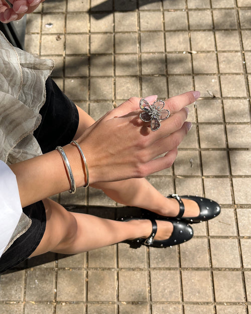 Anillo Ajustable Flor Negra enchapado en plata