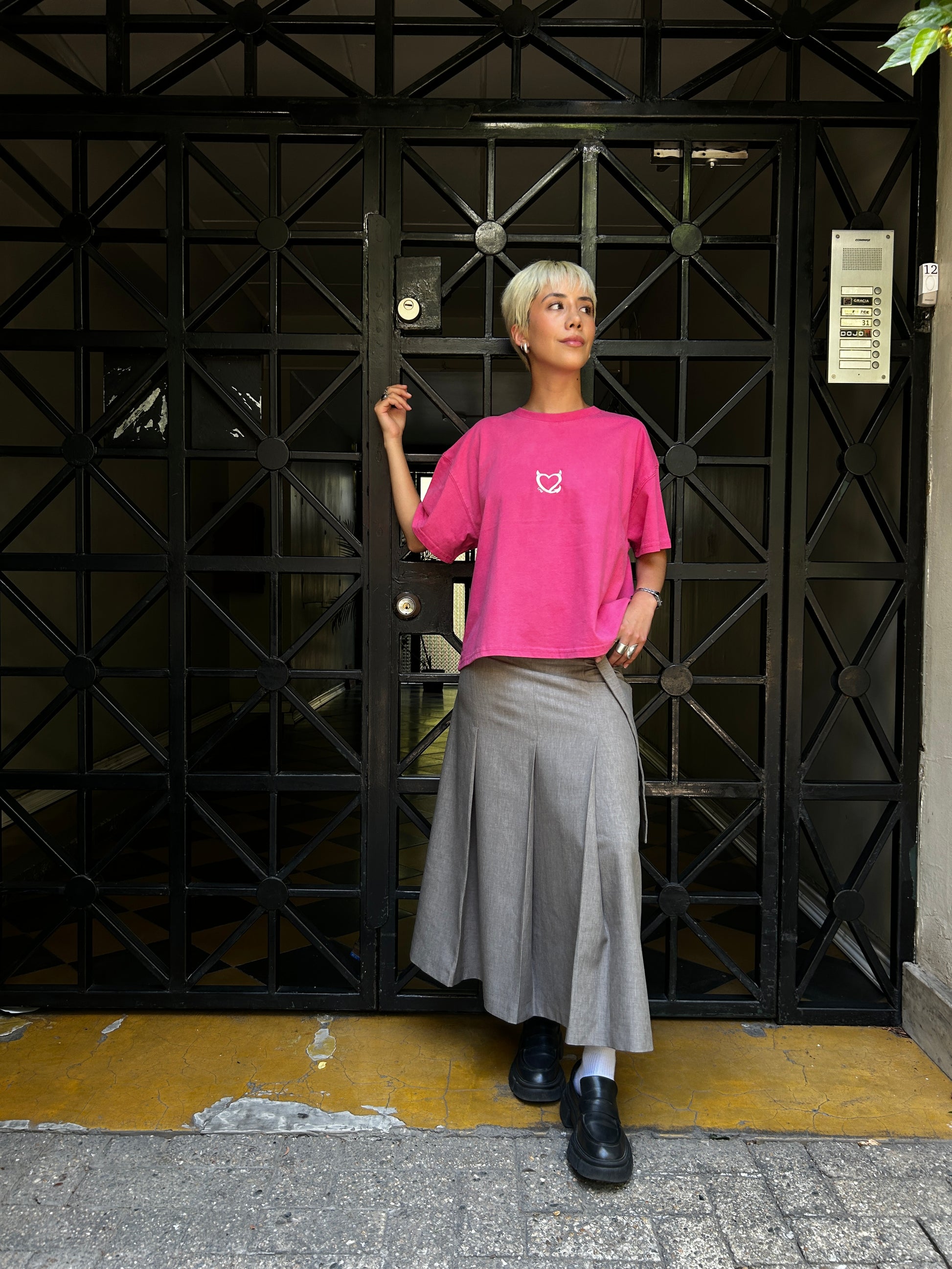 Polera Boxy Fit Fucsia Corazón Diablito Bordada