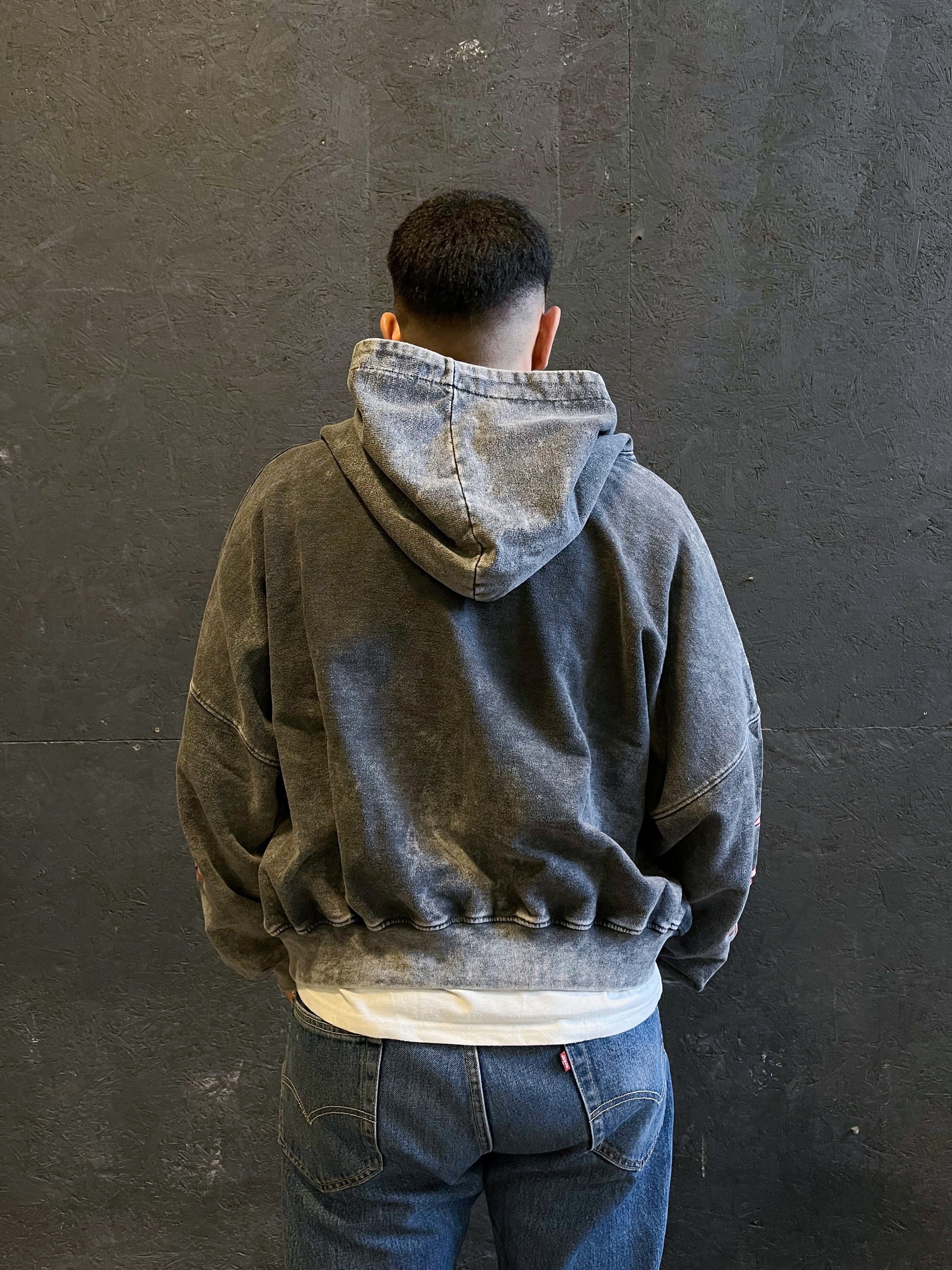 Poleron Gris Boxy Abierto Acid Wash Estrellas Bordadas