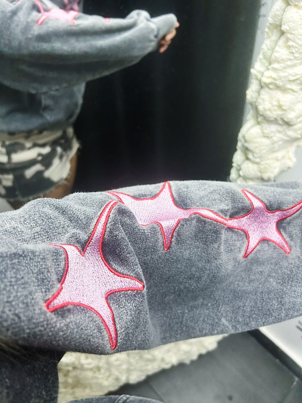 Poleron Gris Boxy Abierto Acid Wash Estrellas Bordadas