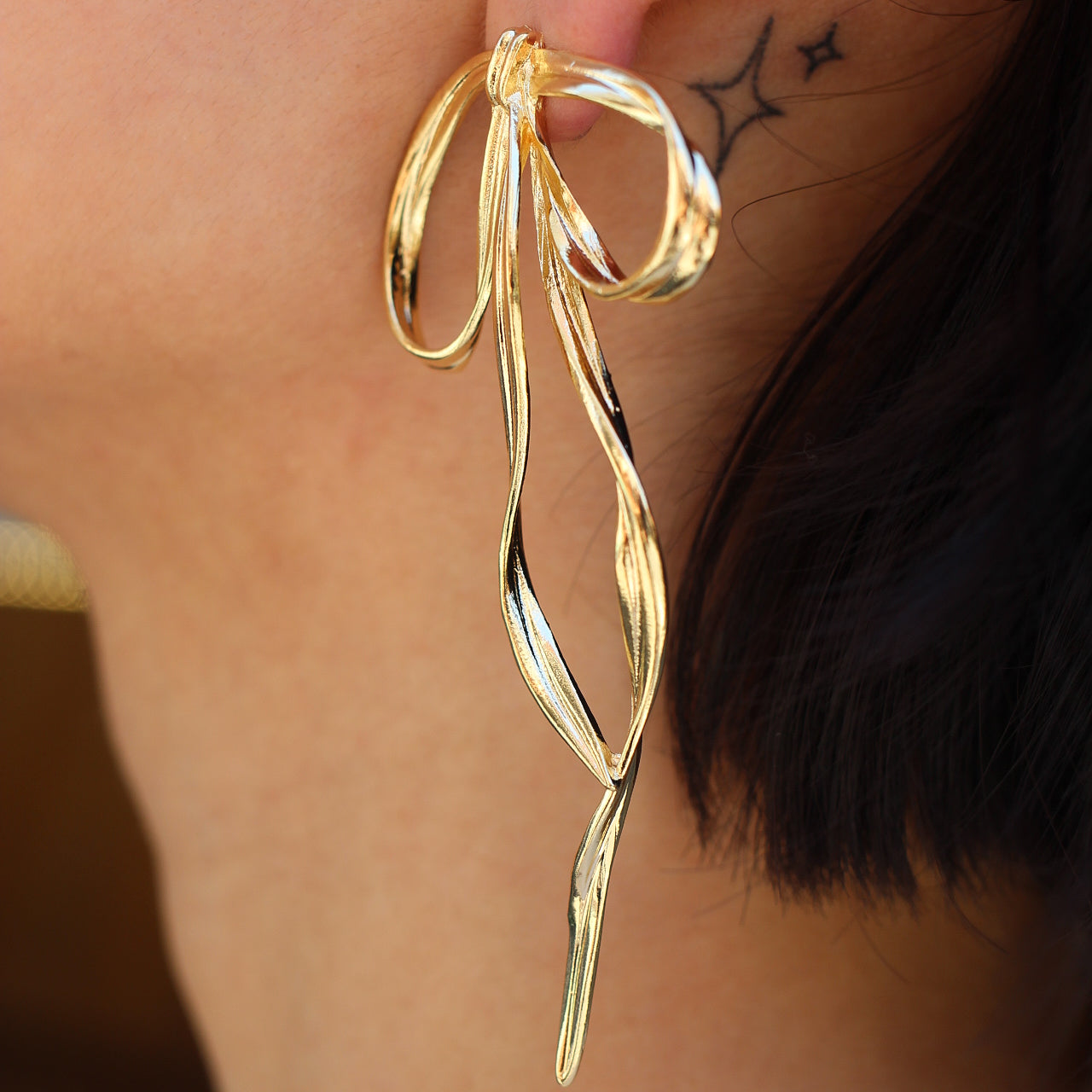 Aros Perla con forma de cinta dorado