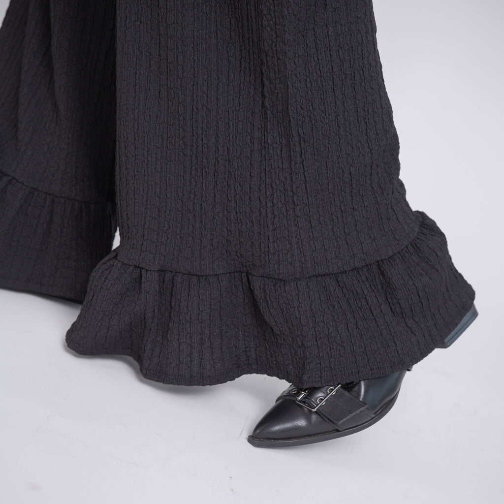 Pantalón flare con basta de vuelos y bolsillos